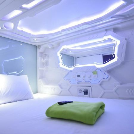 Whiz Capsule Hotel Thamrin จาการ์ตา ภายนอก รูปภาพ