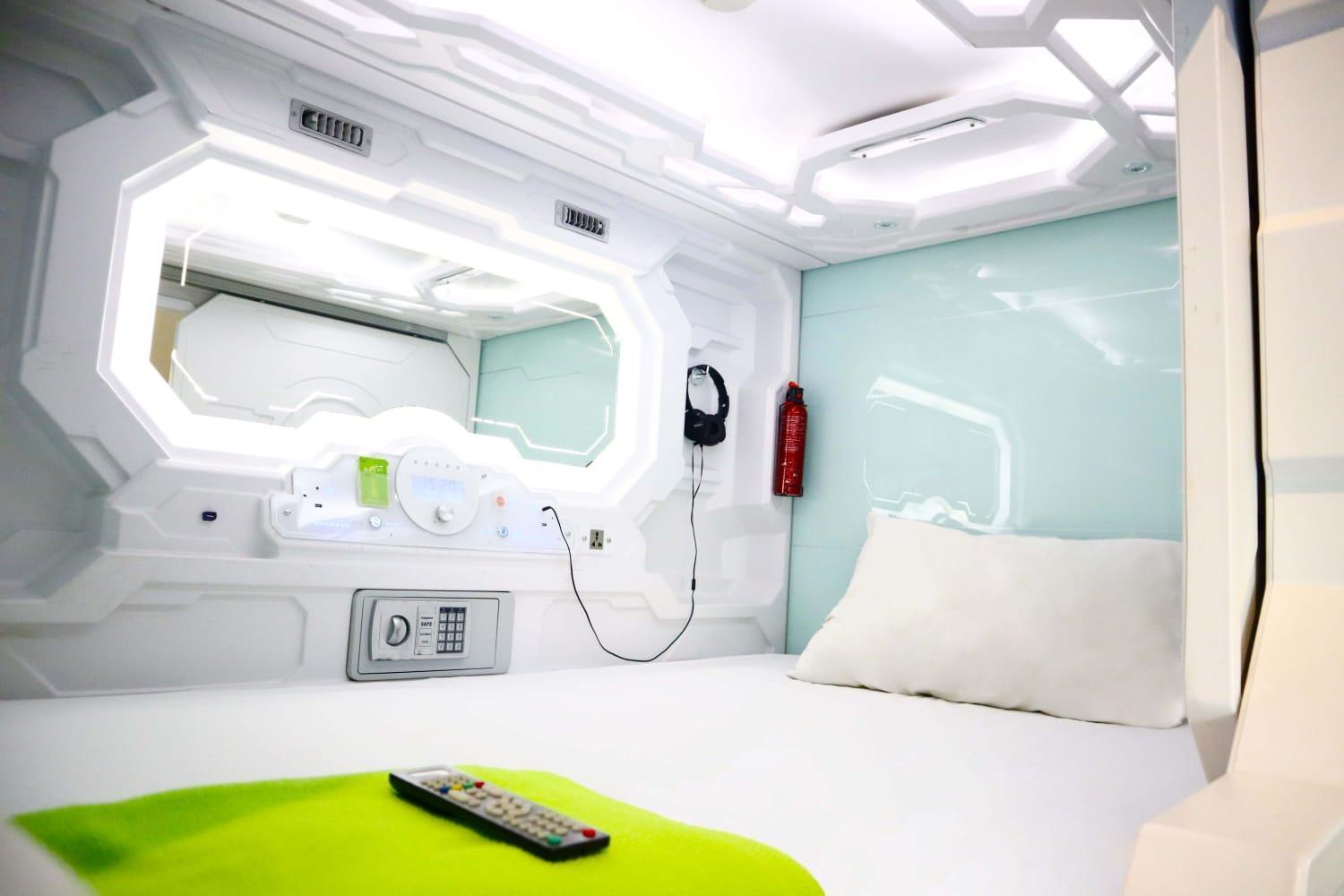Whiz Capsule Hotel Thamrin จาการ์ตา ภายนอก รูปภาพ