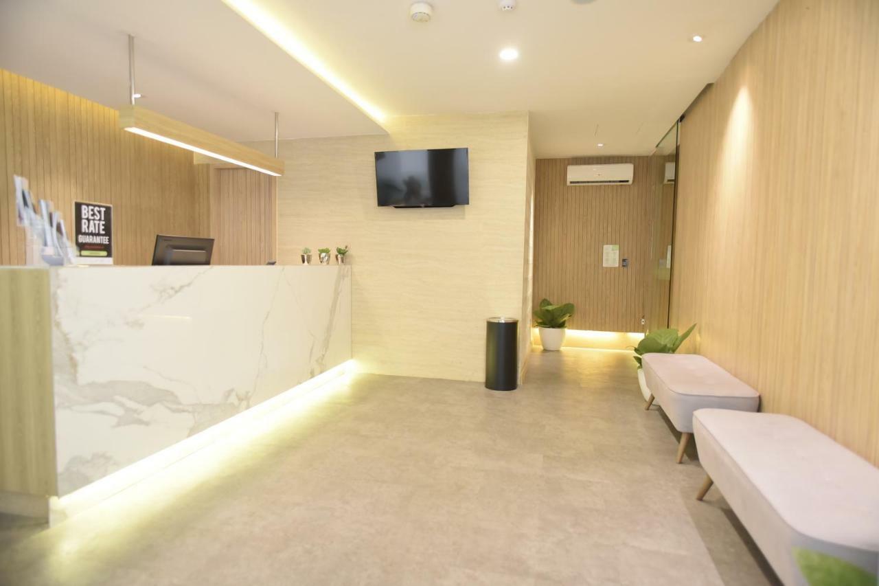 Whiz Capsule Hotel Thamrin จาการ์ตา ภายนอก รูปภาพ