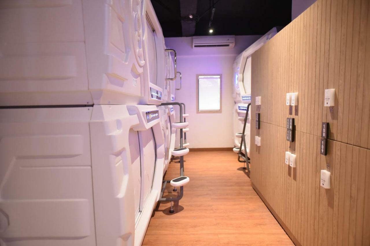 Whiz Capsule Hotel Thamrin จาการ์ตา ภายนอก รูปภาพ