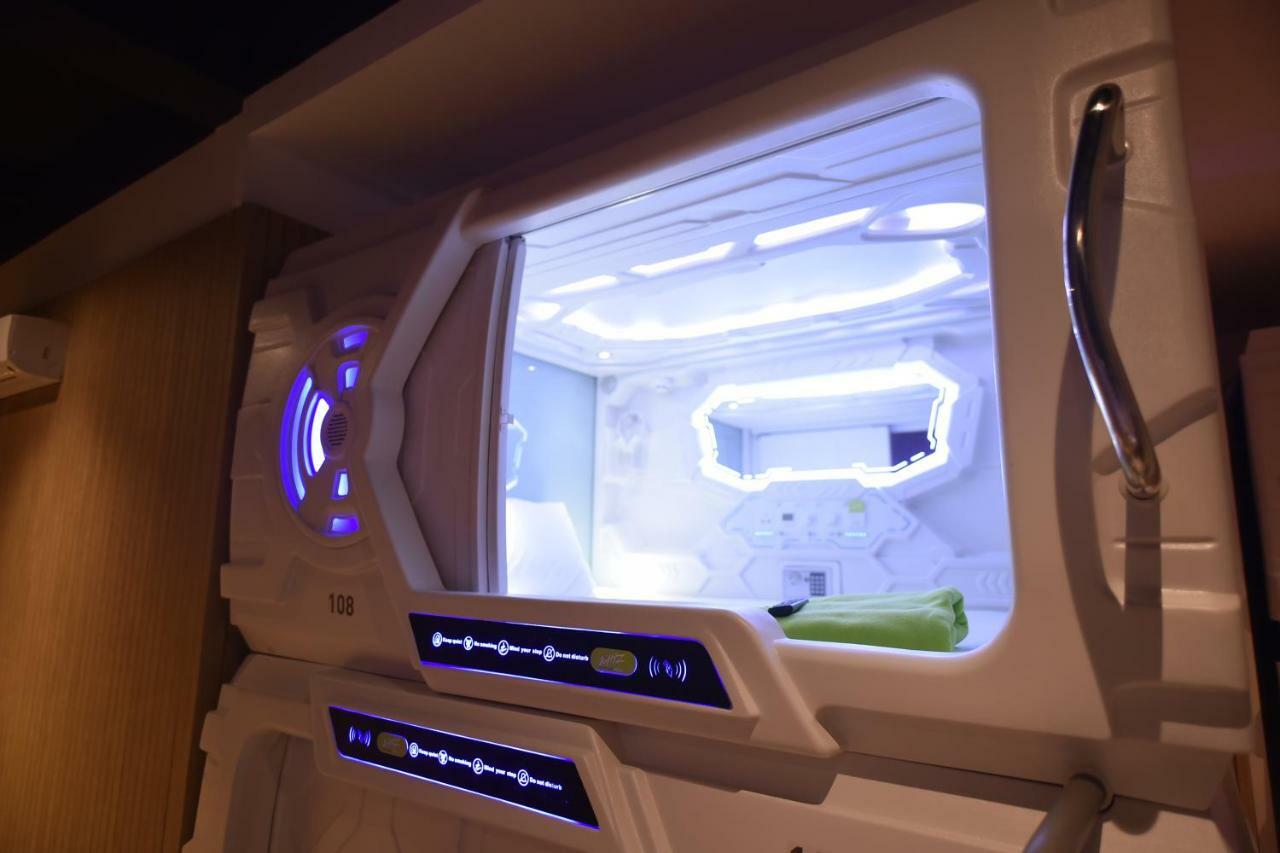 Whiz Capsule Hotel Thamrin จาการ์ตา ภายนอก รูปภาพ