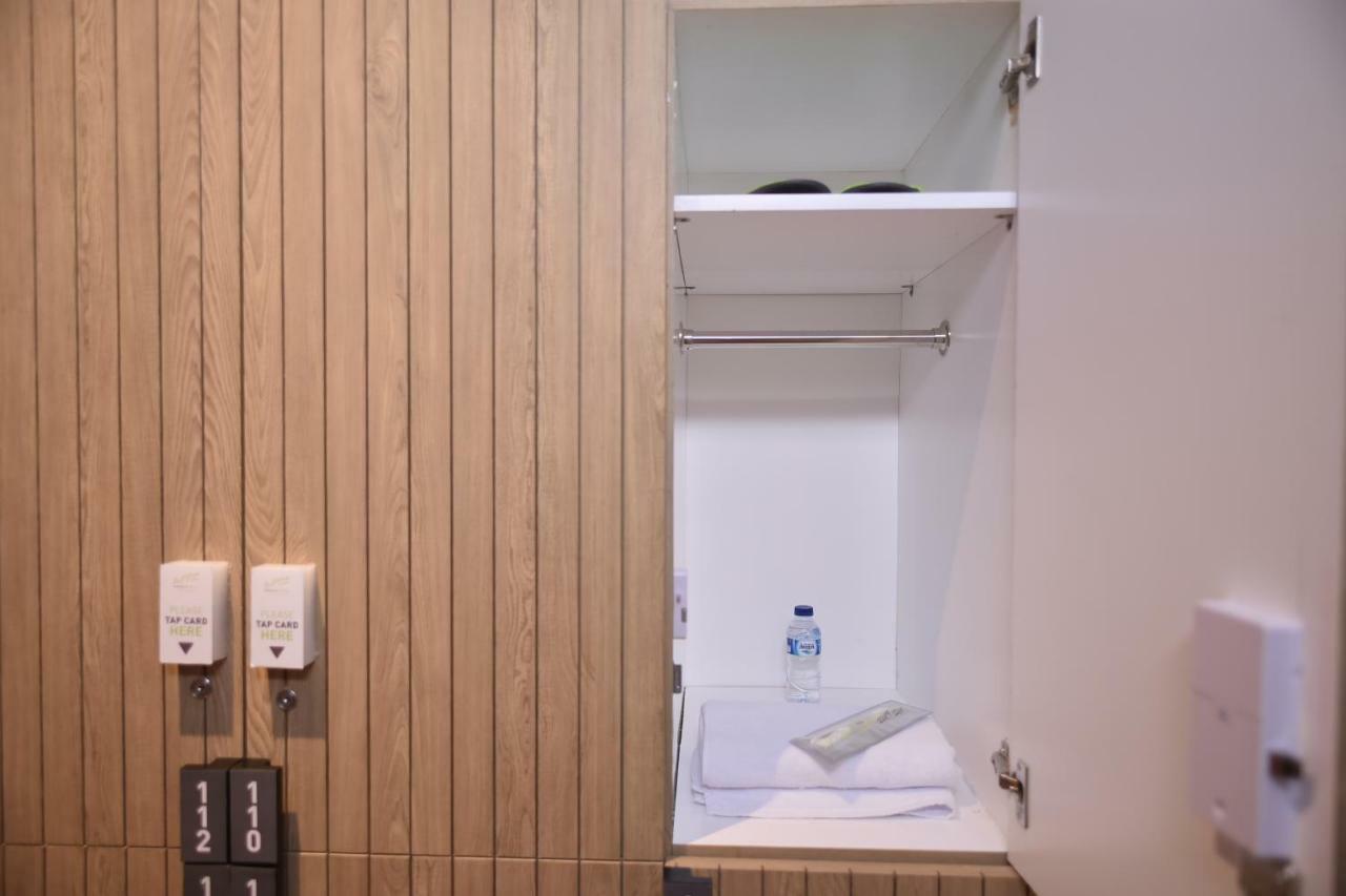 Whiz Capsule Hotel Thamrin จาการ์ตา ภายนอก รูปภาพ