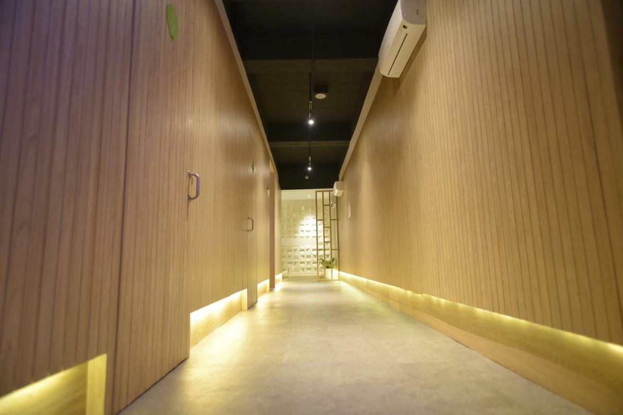 Whiz Capsule Hotel Thamrin จาการ์ตา ภายนอก รูปภาพ